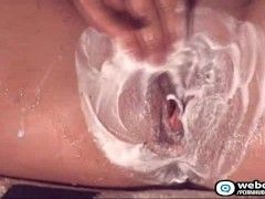 Teenie Nutte rasiert sich die Fotze